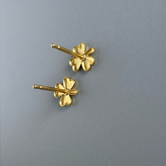 14k Gold Vermeil Shamrock Lucky Clover Stud Earrings - Picture 8 of 11